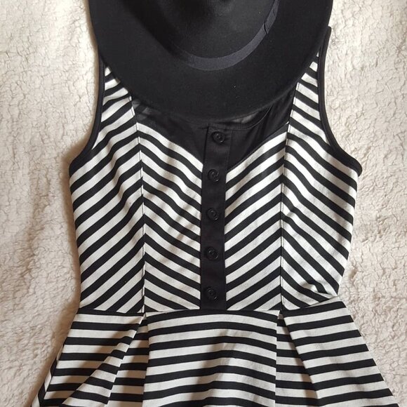 Pretty black and white peplum top. - Picture 4 of 6